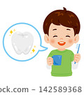 An illustration of the upper body of a smiling boy holding a toothbrush and a cup. 142589368