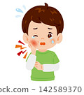 An illustration of the upper body of a boy crying with a swollen cheek. 142589370