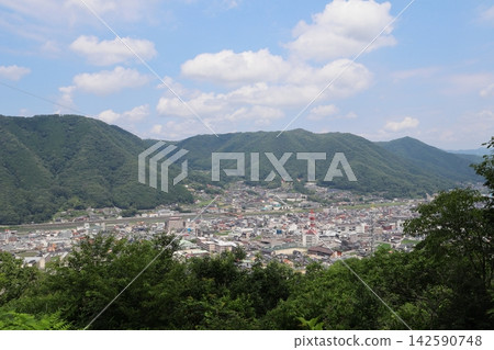 從岡山縣高橋市上谷町的環形橋觀景台上眺望高橋市 從岡山縣高橋市上谷町的環形橋觀景台上眺望高橋市 142590748