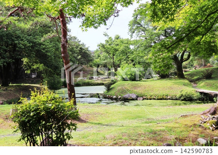 流經岡山縣津山市修樂園的人工溪水。 流經岡山縣津山市修樂園的人工溪水。 142590783