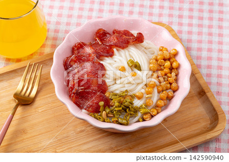 chinese Dry Mix Noodles with Sliced Chinese Sausage, Traditional Guilin Style Rice Noodles Bowl 142590940