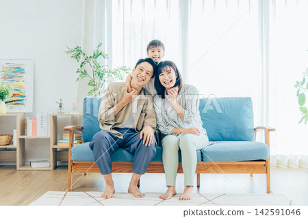 客廳裡聚會的年輕一家人』 142591046
