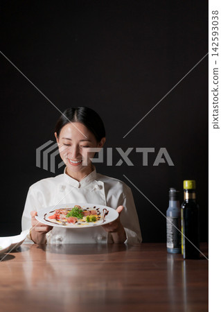 廚師上菜 廚師上菜 142593038