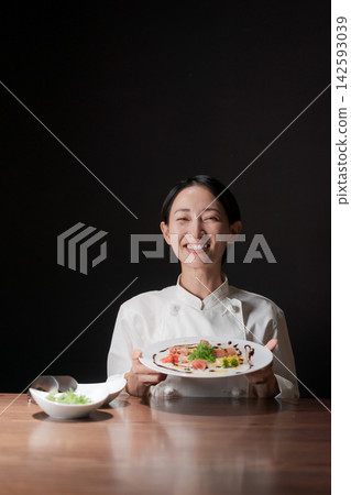 廚師上菜 廚師上菜 142593039