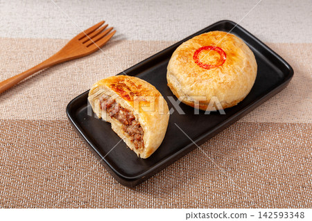 baked flaky Chinese flatbread stuffed with savory minced beef, traditional meat pastry. baked flaky Chinese flatbread stuffed with savory minced beef, traditional meat pastry. 142593348