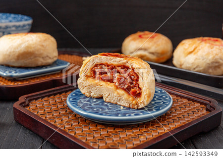 crispy layered meat pie broken open to show juicy beef filling, traditional Asian street food. crispy layered meat pie broken open to show juicy beef filling, traditional Asian street food. 142593349