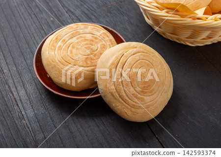 Traditional Shaanxi baijimo flatbread buns  for Chinese pork burger 142593374