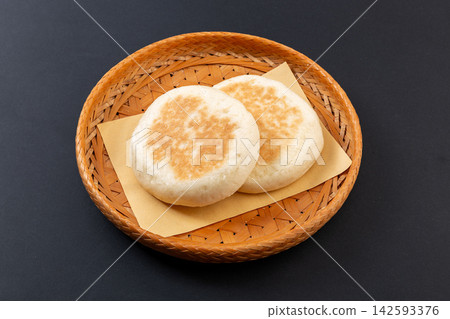 Traditional Shaanxi baijimo flatbread buns in bamboo basket for Chinese pork burger 142593376
