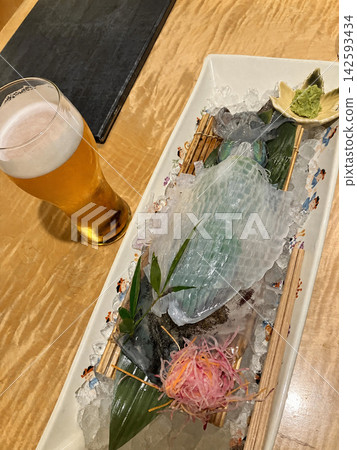 新鮮魷魚刺身和啤酒 新鮮魷魚刺身和啤酒 142593434