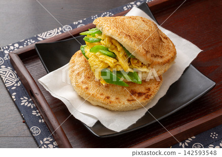 chinese rougamo pork burger stuffed with stir fried pork slices and green pepper chinese rougamo pork burger stuffed with stir fried pork slices and green pepper 142593548
