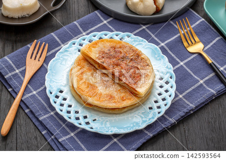pan fried Chinese meat pies stuffed with black pepper beef filling on ceramic plate pan fried Chinese meat pies stuffed with black pepper beef filling on ceramic plate 142593564