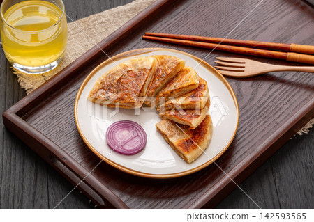 pan fried Chinese meat pies stuffed with black pepper beef filling on ceramic plate pan fried Chinese meat pies stuffed with black pepper beef filling on ceramic plate 142593565