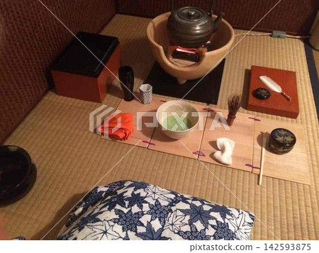 「一碗茶的寧靜」-這是日本獨有的景象,榻榻米的香氣和茶道的美感趣味在這裡得以展現。 「一碗茶的寧靜」-這是日本獨有的景象,榻榻米的香氣和茶道的美感趣味在這裡得以展現。 142593875