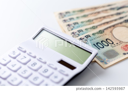 5000日圓和一個計算器 5000日圓和一個計算器 142593987