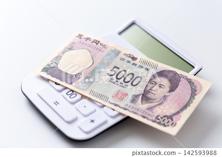 5000日圓和一個計算器 5000日圓和一個計算器 142593988