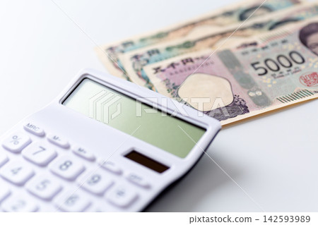 7000日圓和一個計算器 7000日圓和一個計算器 142593989