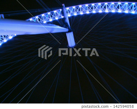 從高空俯瞰，倫敦眼的藍色燈光和它精緻的鋼絲輻條結構盡顯優雅。 142594058