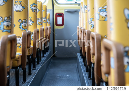 幼兒園校車內部 幼兒園校車內部 142594719