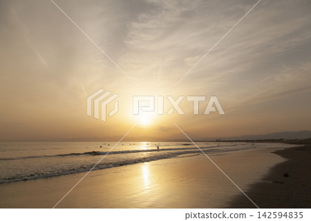 Beautiful sunset sky at Kugenuma Beach, Shonan. Beautiful sunset sky at Kugenuma Beach, Shonan. 142594835