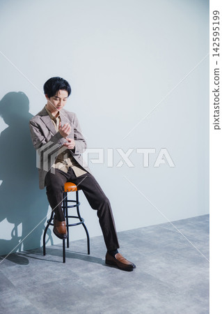 一個穿著夾克的男人 142595199