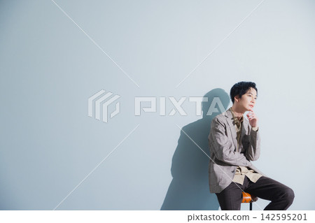 一個穿著夾克的男人 一個穿著夾克的男人 142595201