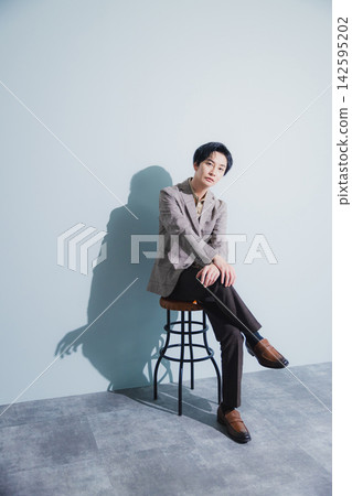 一個穿著夾克的男人 一個穿著夾克的男人 142595202