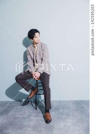 一個穿著夾克的男人 一個穿著夾克的男人 142595203