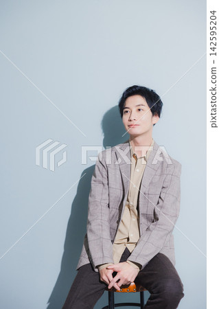 一個穿著夾克的男人 一個穿著夾克的男人 142595204