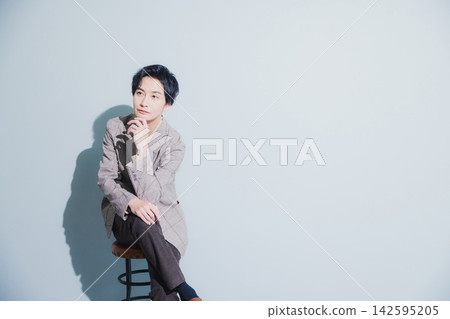 一個穿著夾克的男人 一個穿著夾克的男人 142595205