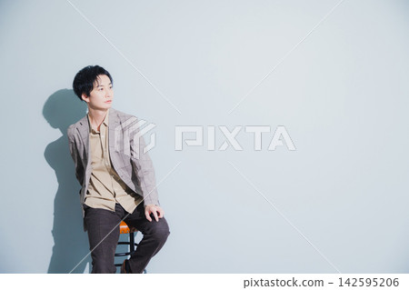 一個穿著夾克的男人 一個穿著夾克的男人 142595206