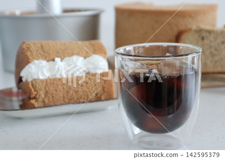 享用自製伯爵茶戚風蛋糕的下午茶時光 享用自製伯爵茶戚風蛋糕的下午茶時光 142595379