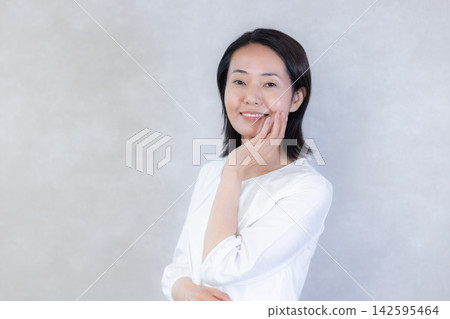 美女形像中間女人的畫像 美女形像中間女人的畫像 142595464