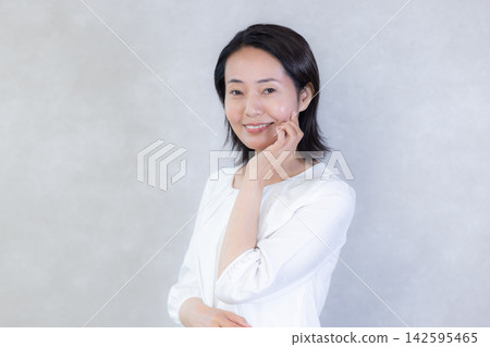 Beauty image Portrait of middle woman Beauty image Portrait of middle woman 142595465