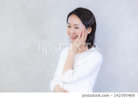 美女形像中間女人的畫像 美女形像中間女人的畫像 142595469