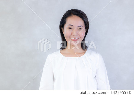美女形像中間女人的畫像 美女形像中間女人的畫像 142595538