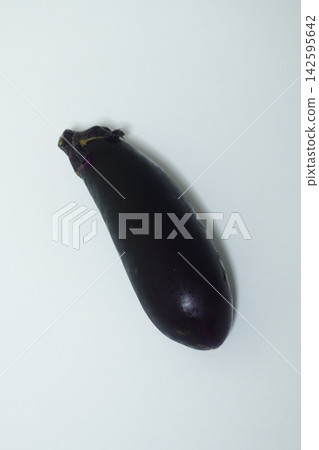 高解析度庫存照片，照片中一個紫色茄子放置在白色背景上，並採用豎拍方式。 142595642