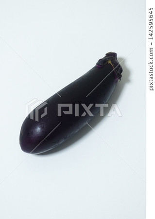 一張高解析度的紫色茄子特寫照片，背景為白色。 142595645