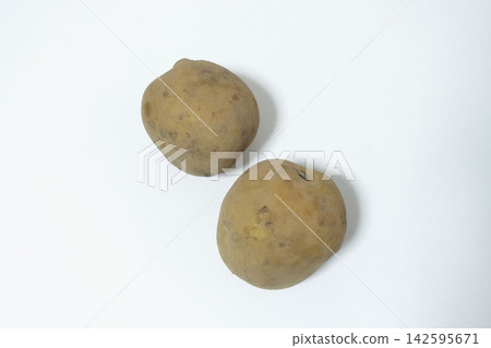 高解析度庫存照片，拍攝於白色背景前，兩個馬鈴薯近距離特寫。 142595671