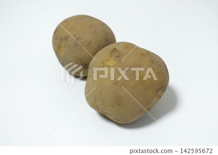 兩顆馬鈴薯放在白色背景上的高解析度圖片。 142595672