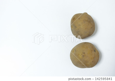 兩顆馬鈴薯疊放在一起，白色背景的高解析度圖片。 142595841