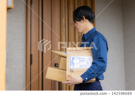 男司機送行李 男司機送行李 142596089