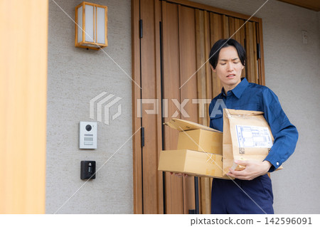 男司機送行李 男司機送行李 142596091