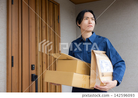 男司機送行李 142596093