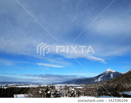 冬日的清晨，白雪皚皚的磐梯山上空升起縷縷煙霧，與藍天交相輝映，構成了一幅引人注目、美不勝收的景象。 142596206