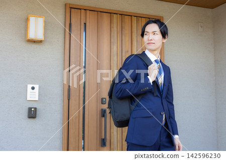使用智能手機的商人 142596230