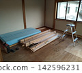 When the materials for the tatami-to-flooring renovation were brought into the room... 142596231