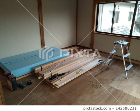 When the materials for the tatami-to-flooring renovation were brought into the room... When the materials for the tatami-to-flooring renovation were brought into the room... 142596231