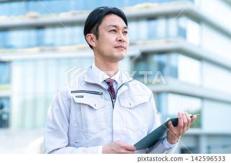 工程師的肖像：身著工作服，繫著領帶，外表乾淨整潔，從事建築/房地產行業，年齡在 30 多歲。 142596533