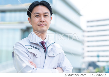 工程師的肖像:身著工作服,繫著領帶,外表乾淨整潔,從事建築/房地產行業,年齡在 30 多歲。 工程師的肖像:身著工作服,繫著領帶,外表乾淨整潔,從事建築/房地產行業,年齡在 30 多歲。 142596534