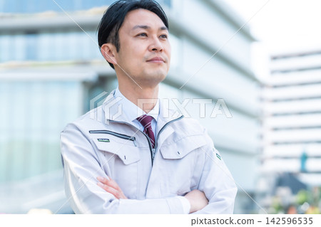 工程師的肖像：身著工作服，繫著領帶，外表乾淨整潔，從事建築/房地產行業，年齡在 30 多歲。 142596535